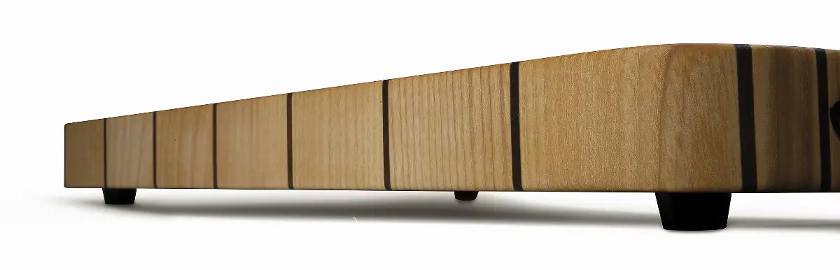 Planche à découper en Frêne avec liserets en Noyer américain 38 x 30 x 5 cm (épaisseur bois 4 cm)