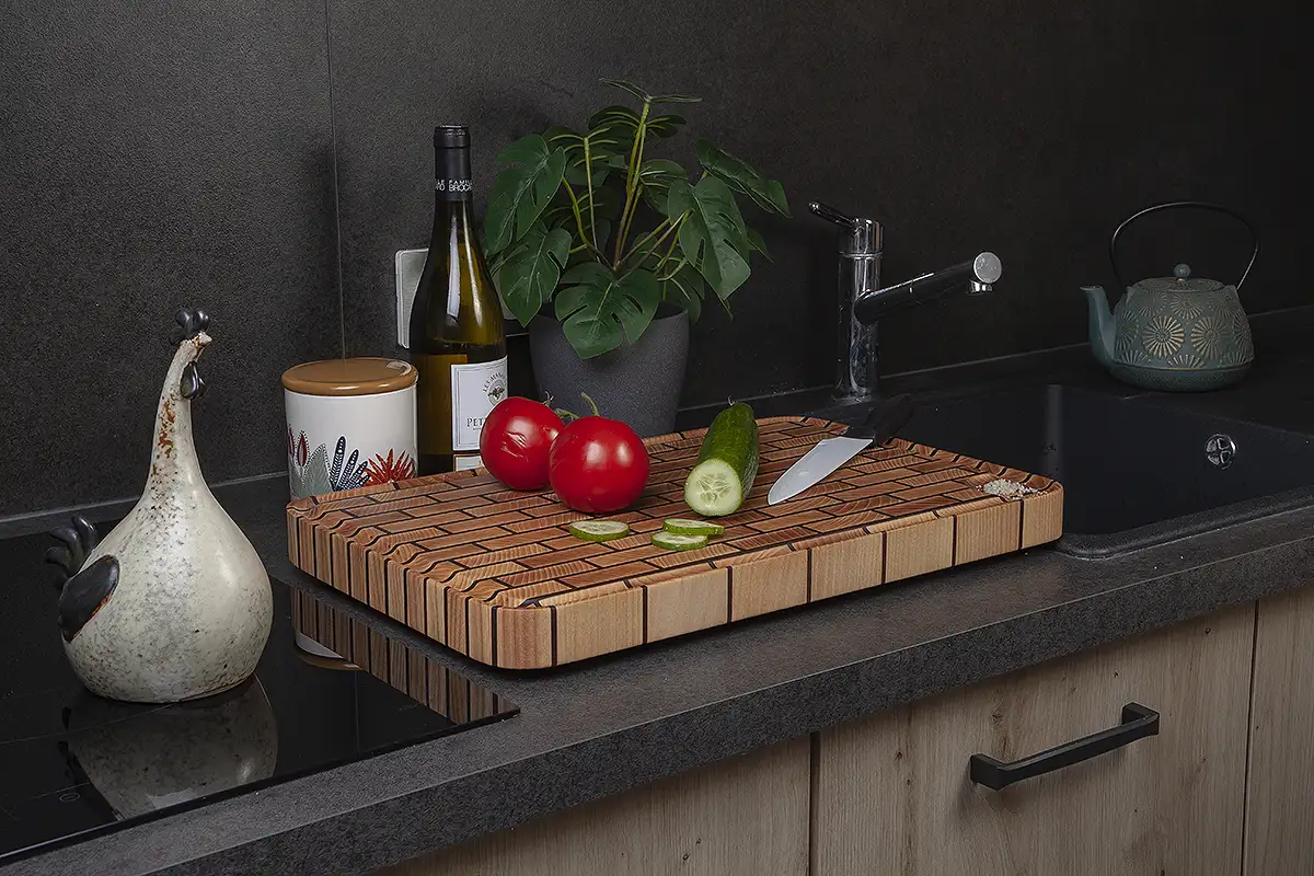 Planche à découper en Frêne avec liserets en Noyer américain 38 x 30 x 5 cm (épaisseur bois 4 cm)