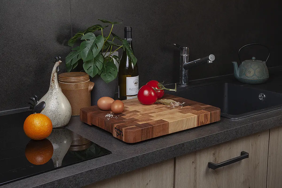 Planche à découper bois debout dégradé  Frêne/Noyer 38 x 30 x 4.5 cm (épaisseur bois 4 cm)