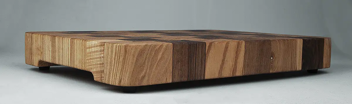 Planche à découper en Frêne-Olivier et Noyer  34 x 23 x 5 cm ( épaisseur sans pieds 4 cm)