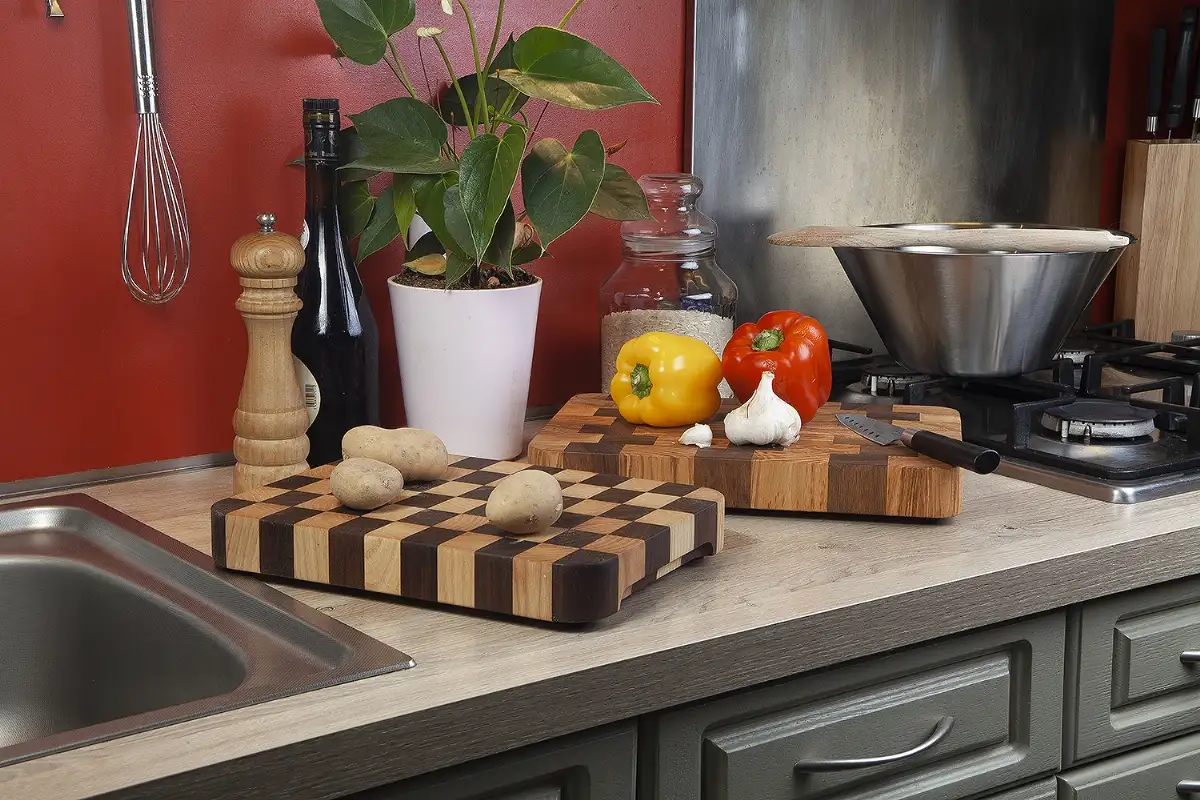 Planche à découper en Frêne-Olivier et Noyer  34 x 23 x 5 cm ( épaisseur sans pieds 4 cm)