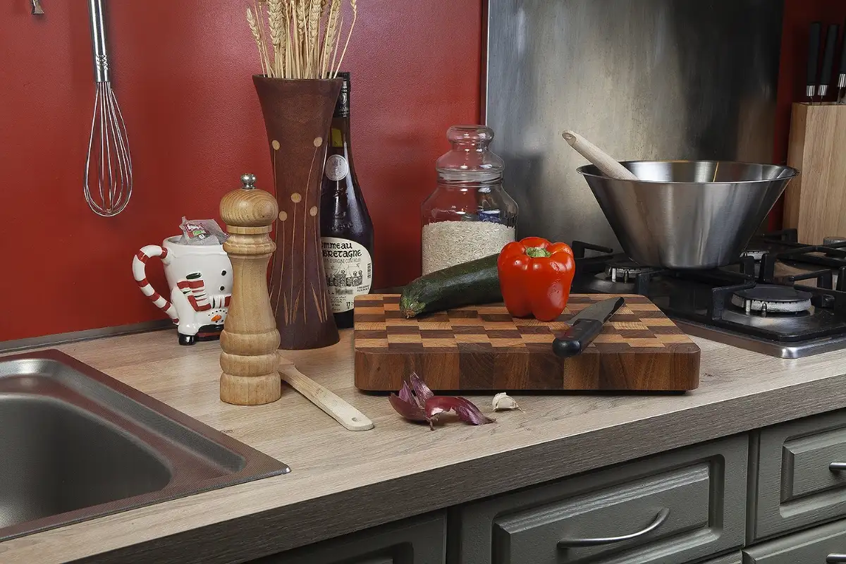 Planche à découper en hêtre et Noyer  28 x 35 x 5 cm (épaisseur bois 4 cm)