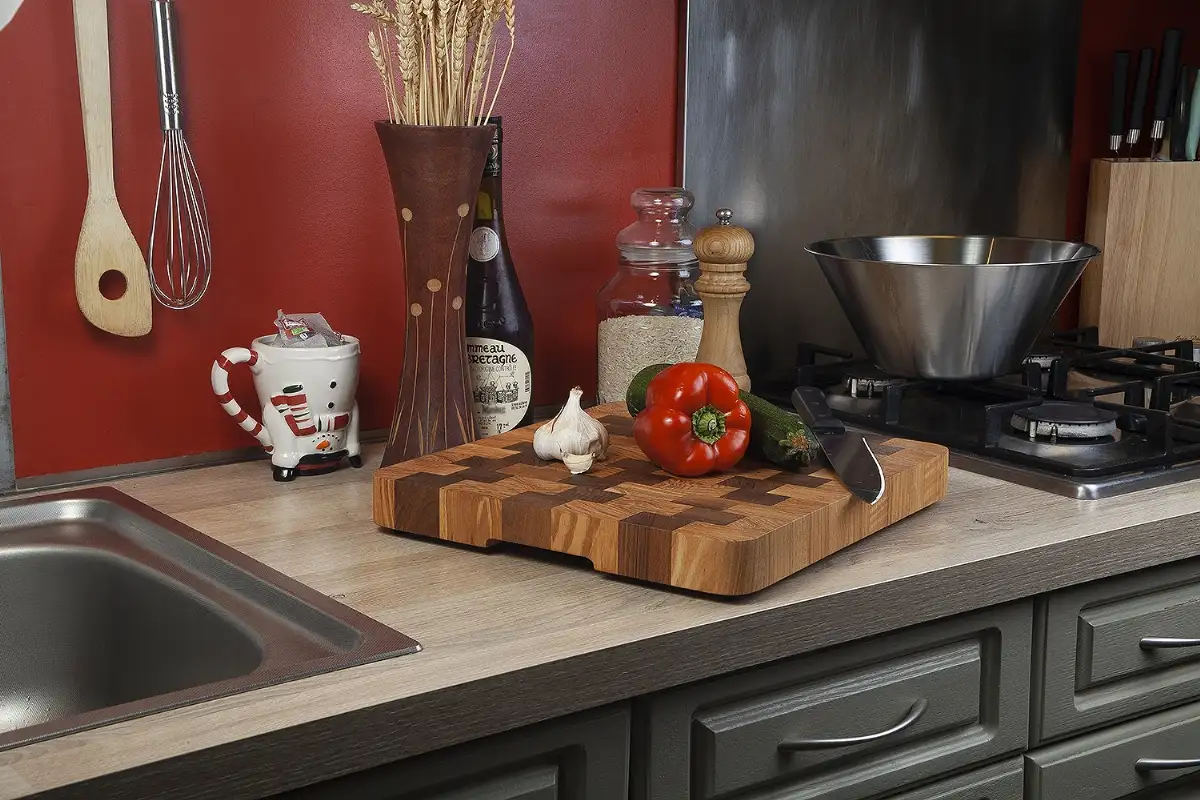 Planche à découper en Frêne-Olivier et Noyer 33 x 36 x 5 cm (épaisseur bois 4 cm)